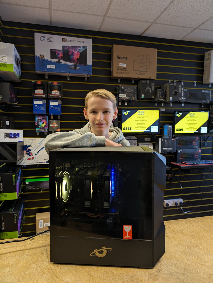 UtopiaComputers's tweet photo. Big shout out to Fraser who was in Utopia today building his brand-new Helix PC with Baz! 😎

May your frames be high and your latency low! https://t.co/KHZCVwaBMM