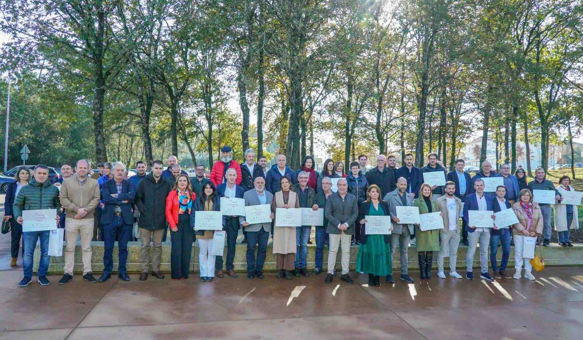 abegondo's tweet photo. 🌸 O Concello de Abegondo recibiu dúas Flores de Honra da man de @VilasenFlor!

👉 O concelleiro de Infraestruturas, Alberto Seoane, acudiu á entrega de galardóns.

✅ Este premio recoñece as boas prácticas ambientais para municipios de menos de 40.000 habitantes. https://t.co/wmMFqpSth2