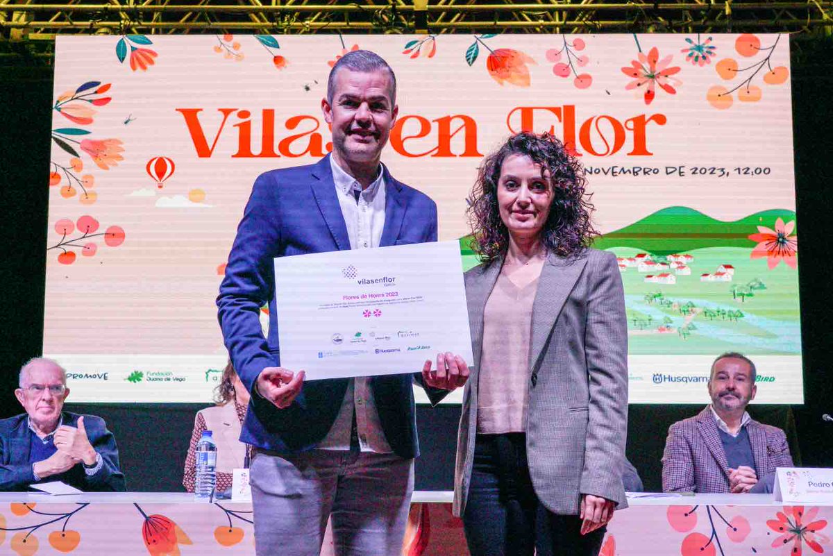 abegondo's tweet photo. 🌸 O Concello de Abegondo recibiu dúas Flores de Honra da man de @VilasenFlor!

👉 O concelleiro de Infraestruturas, Alberto Seoane, acudiu á entrega de galardóns.

✅ Este premio recoñece as boas prácticas ambientais para municipios de menos de 40.000 habitantes. https://t.co/wmMFqpSth2