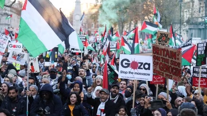 Thousands of Palestinians supporters march in #London demanding a permanent cease-fire in #Gaza

:
:
:
:
#BelieveIsraeliWomen Jihad #MeTooUnlessUrAJew The Palestinians Kyiv #IsraelHamasWar #IsraelFightsBack #IsraelHamas #IsraeliHostages #IsraelAtWar #IsraelPalestineWar #HamasISIS…