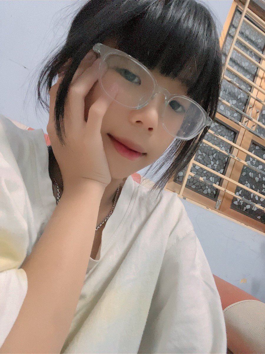 Trangxingg's tweet photo. Con gái còn điệu hơn cả mẹ zậy trời 
Rảnh là có ảnh, cho mượn máy 1 cái là ối giời ơi luôn
#loveX 
#giảitrí https://t.co/OMhcKvtNwj