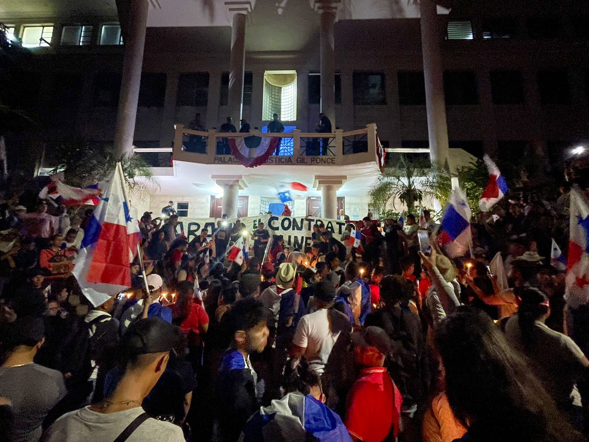 #firstquantum con todo sus millones y abogados no es ni la mitad de poderosa que el pueblo panameño unido. Cuando nos proponemos algo, lo logramos #PanamaLibreDeMineriaMetalica