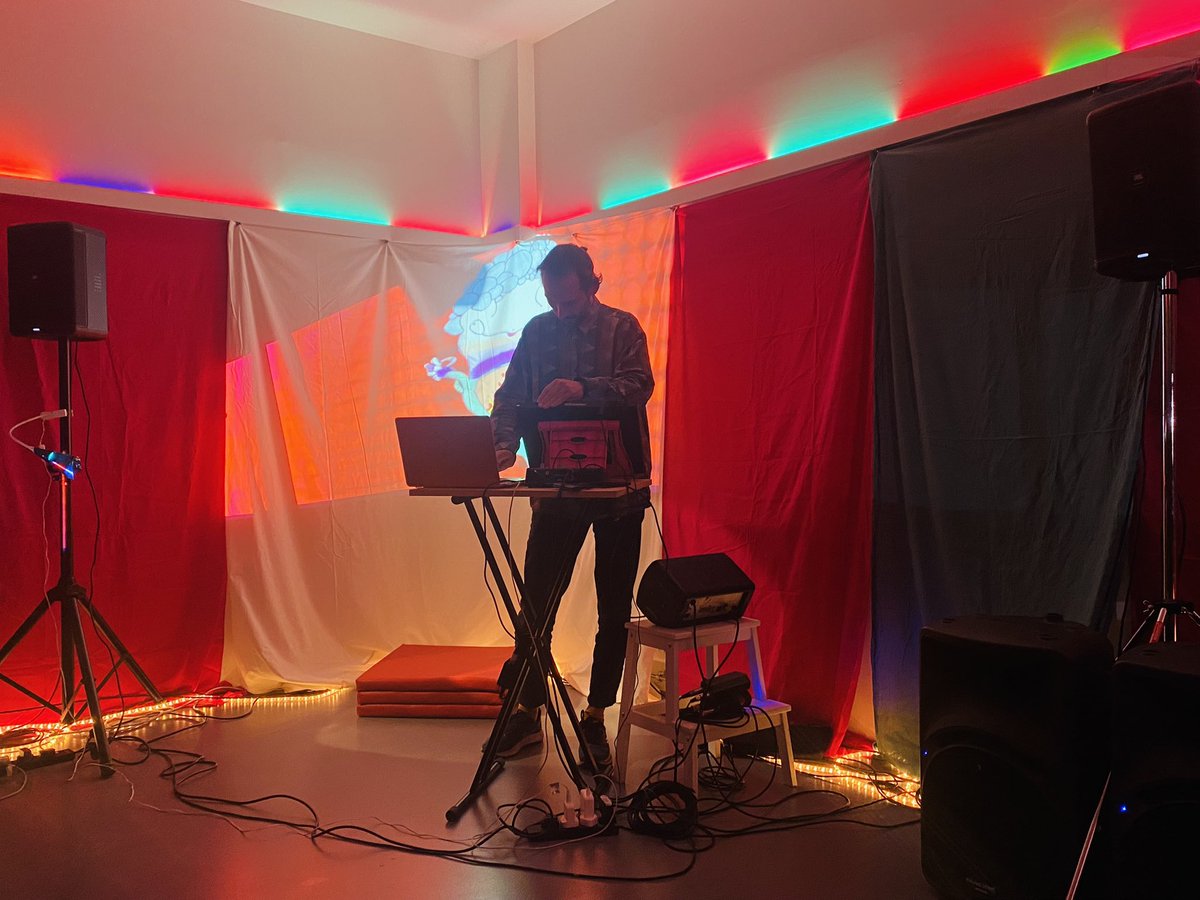 thecatbath's tweet photo. Lovely night last night at the cosy @birdmail HQ watching talented experimental music folks Izzy Hadlum, Lucify Sky @Indira_artist, Riizbo and @barpandoramusic. A magical place where ideas are deeply nourished. 🎶💖🎛️ https://t.co/W4Dy5VosjG