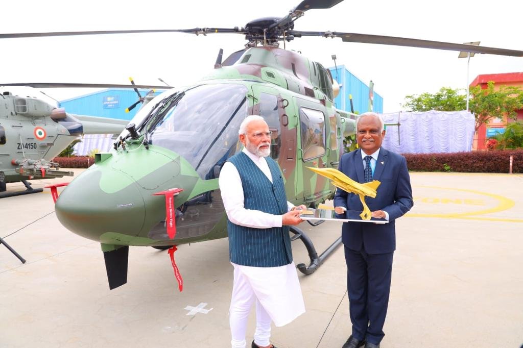 AHindinews's tweet photo. प्रधानमंत्री नरेंद्र मोदी ने बेंगलुरु में LCA तेजस ट्विन-सीटर विमान पर अपनी पहली उड़ान के बाद आज बेंगलुरु में हिंदुस्तान एयरोनॉटिक्स लिमिटेड का दौरा किया। प्रधानमंत्री नरेंद्र मोदी देश के पहले प्रधानमंत्री बने जिन्होंने स्वदेशी रूप से डिजाइन और विकसित विमान तेजस में उड़ान भरी: HAL