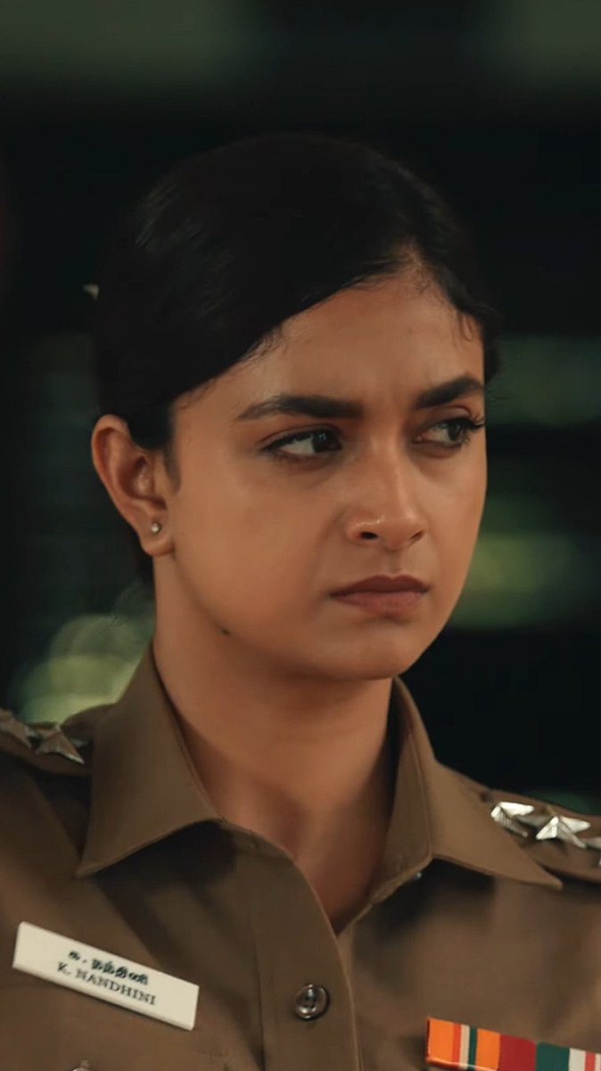 Fantasysto80186's tweet photo. (Gang member okadu door evaru koduthanaro choodamani door open chesadu)
Keerthy gun pattukoni gang member ki point chesthu vundi
Keerthy: Maryadaga aa ammayini vidichi pettu lekapothe kaalchestha.
(Gang bayam tho anupama ni keerthy medaku tosesaru) https://t.co/PawkjXtiVJ