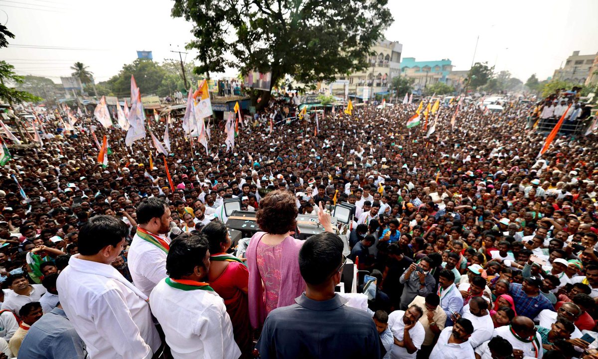 priyankagandhi's tweet photo. आपने बीते दस साल में क्या देखा?
आपको काम नहीं मिला।
आपके बच्चे बेरोजगार।

लेकिन KCR जी के परिवार के पास लगभग 17 मंत्रालय हैं!

आप काम के लिये परेशान होते हो।
घूँस देनी पड़ती है।
ऊपर से नीचे तक भ्रष्टाचार है।
पेपर लीक हो जाता है।

धिक्कार है।
ऐसी सरकार को रहने का क्या अधिकार है? https://t.co/GFBZt3F9Yy