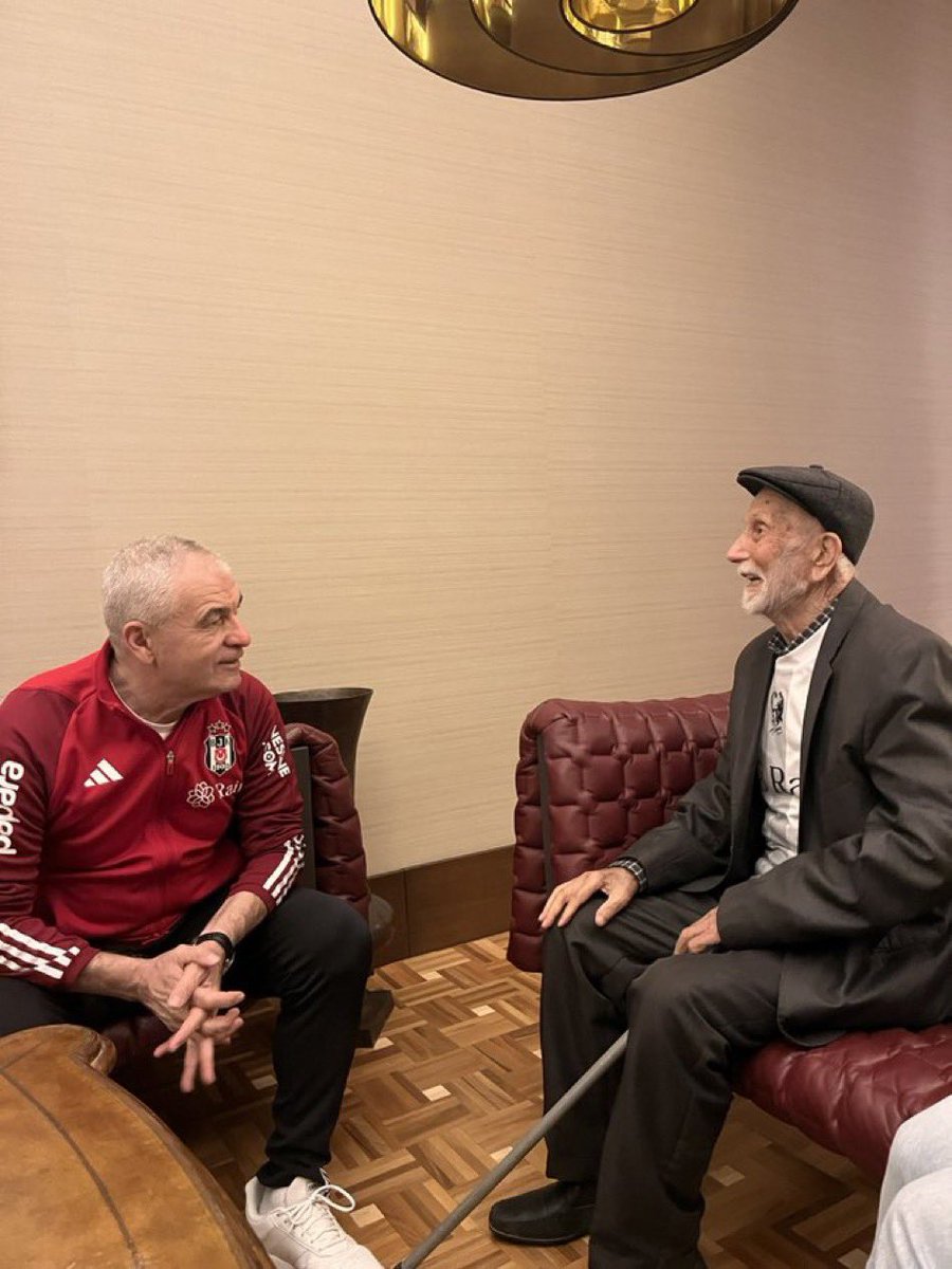 ⚫️🔴⚪️ Rıza Çalımbay, gözleri görmeyen 103 yaşındaki Beşiktaş’lı Kazım dede’yle Samsun’da buluştu. 

VEFA