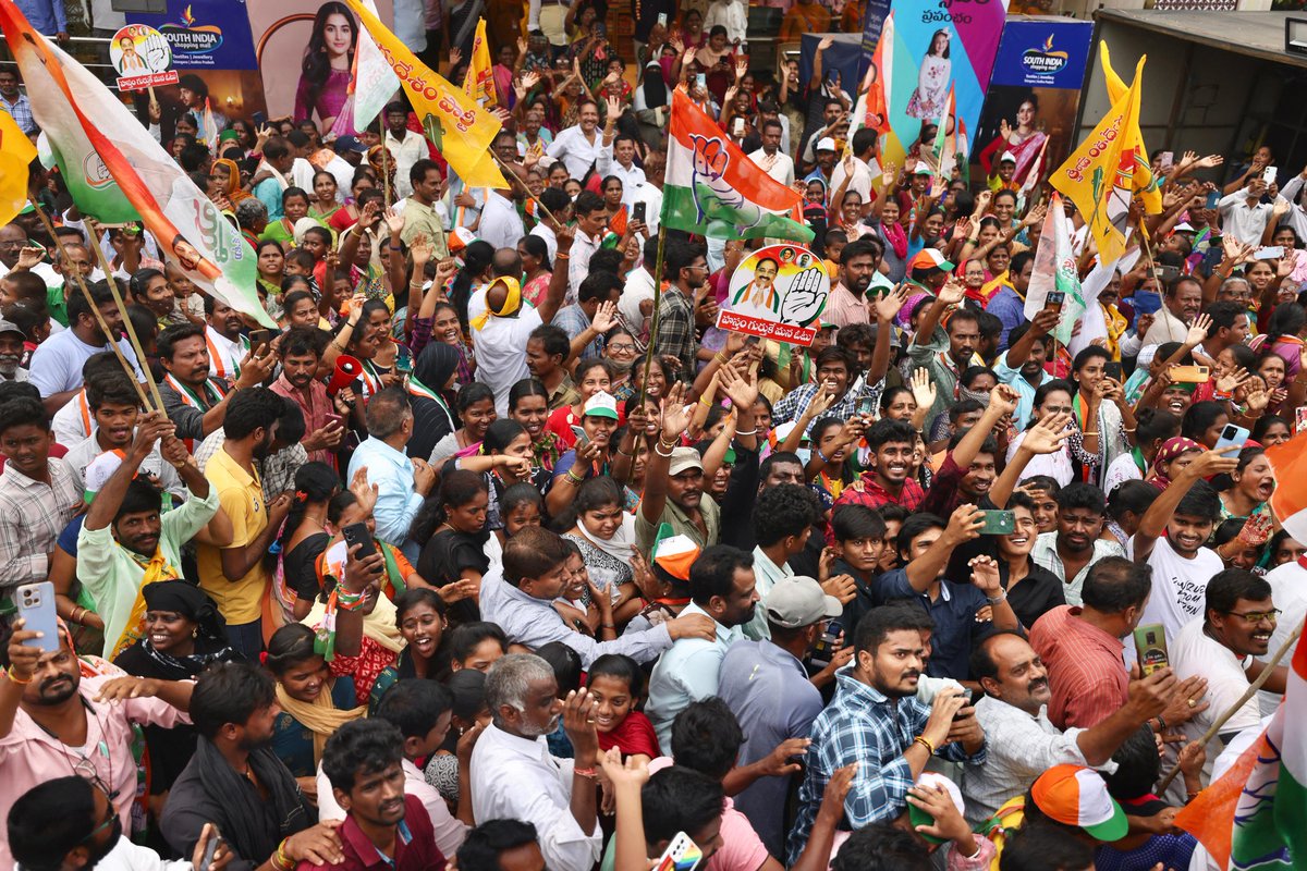 priyankagandhi's tweet photo. आपने बीते दस साल में क्या देखा?
आपको काम नहीं मिला।
आपके बच्चे बेरोजगार।

लेकिन KCR जी के परिवार के पास लगभग 17 मंत्रालय हैं!

आप काम के लिये परेशान होते हो।
घूँस देनी पड़ती है।
ऊपर से नीचे तक भ्रष्टाचार है।
पेपर लीक हो जाता है।

धिक्कार है।
ऐसी सरकार को रहने का क्या अधिकार है? https://t.co/GFBZt3F9Yy
