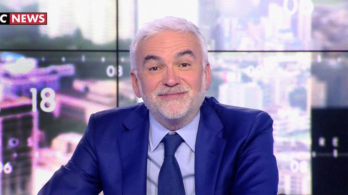 CerfiaFR's tweet image. 🇫🇷 FLASH | Pascal #Praud a réagi après la parodie de Malik #Bentalha de « L&apos;Heure des pros », visionnée 24 millions de fois :

« Le début, avec la chanson de Sardou, ça m&apos;a fait marrer. Le reste, c&apos;est caricatural mais honnêtement ce n&apos;est pas méchant. Être parodié, c&apos;est la…