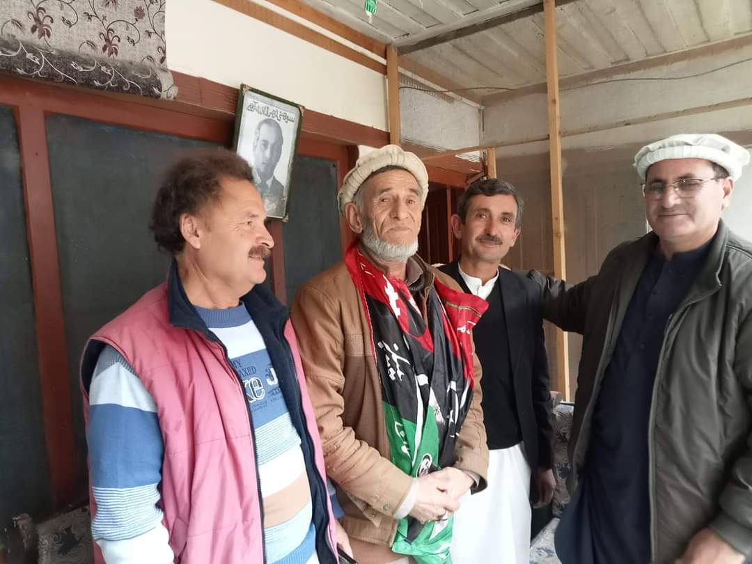 MJIA88PPP's tweet photo. پیپلزپارٹی میں کارکن کا مقام 
گزشتہ روز چترال میں پیپلزپارٹی ورکرز کنونشن کے دوران بلاول بھٹو زرداری کو دیکھ کر ایک معمر کارکن کی جذبات کی ویڈیو سوشل میڈیا پر وائرل ہوئی ۔ 
@saleem_mpa
#PPP #Chatral https://t.co/a664eew9Wt