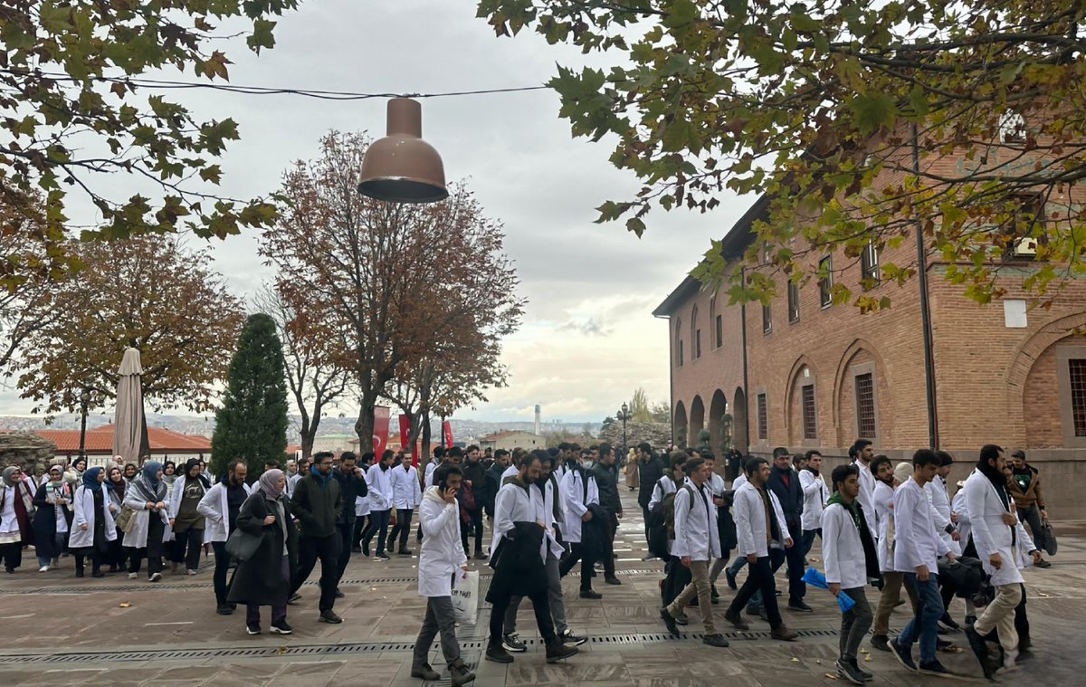 Ankara'nın manevi mimarı Hacıbayram-ı Veli'den başlayan Sessiz Yürüyüşümüz Hacettepe'de yapılan basın açıklaması ve dua ile tamamlandı.

Kanıksamayacağız !
Normalleştirmeyeceğiz !
Sindirilmeyeceğiz !

Sabırla ve azimle, hekimler olarak zulme karşı dur diye haykıranlar olacağız!
