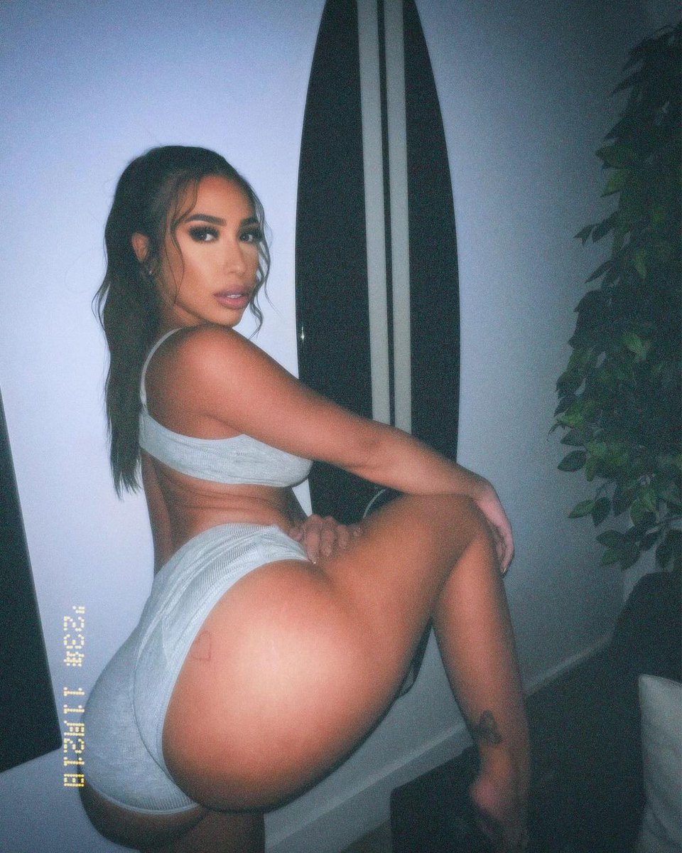 supaaacockyyy on X: Which you perfer ? ......Look you in the eyes or look  back at it t.coWQn2V4XbrE  X
