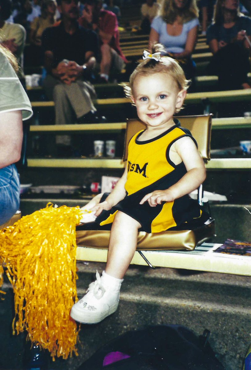 courtneywest_17's tweet photo. 𝟮𝟰 𝘆𝗲𝗮𝗿𝘀 𝗶𝗻 𝘁𝗵𝗲 𝗺𝗮𝗸𝗶𝗻𝗴 💛🖤

With graduation right around the corner, today will be my last day shooting for the Golden Eagles. From the stands to the sidelines, to the top forever and always

#SeniorDay | #SMTTT https://t.co/HIr8uKb0aU