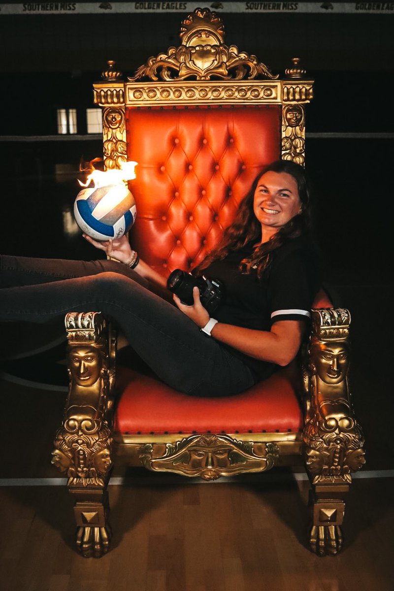 courtneywest_17's tweet photo. 𝟮𝟰 𝘆𝗲𝗮𝗿𝘀 𝗶𝗻 𝘁𝗵𝗲 𝗺𝗮𝗸𝗶𝗻𝗴 💛🖤

With graduation right around the corner, today will be my last day shooting for the Golden Eagles. From the stands to the sidelines, to the top forever and always

#SeniorDay | #SMTTT https://t.co/HIr8uKb0aU