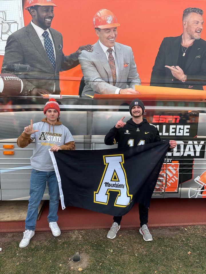 NeersBarstool's tweet photo. Shoutout to our foot soldiers in Ann Arbor today! https://t.co/oINRUOXTID
