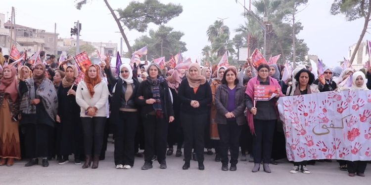 Across North and East Syria, in the heart of the women's revolution in #Rojava, women took the streets today to stop violence against women. 

#25noviembre #25Novembre #25november #EndViolenceAgainstWomen 
#JinJiyanAzadîAgainstViolence