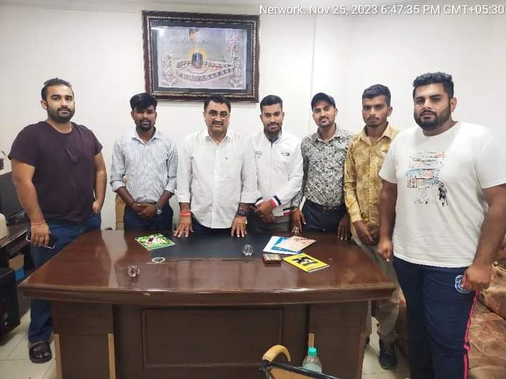 मध्य प्रदेश कांग्रेस कमेटी के उपाध्यक्ष आदरणीय रघु परमार जी से उनके निज निवास ,इन्दौर पहुंच आत्मीय , सौजन्य भेंट की
<a href="/digvijaya_28/">Digvijaya Singh</a> 
<a href="/RaghuPOnline/">Raghu Parmar</a> 
<a href="/abhirajsparmar/">Abhiraj Singh Parmar</a>