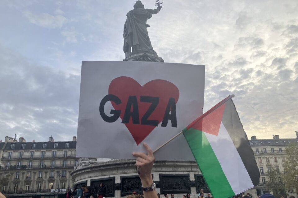 ShadesFrance's tweet photo. 1M de de vues sur ce tweet

10M de vues sur tous les tweets de ce « clash » inutile et pas vraiment drôle

Venez on profite de cet engouement ! 

Depuis plusieurs jours en Palestine, des hommes, des femmes, des enfants sont tués

Venez leur en aide avec un don :

https://t.co/4PWf0nOLil