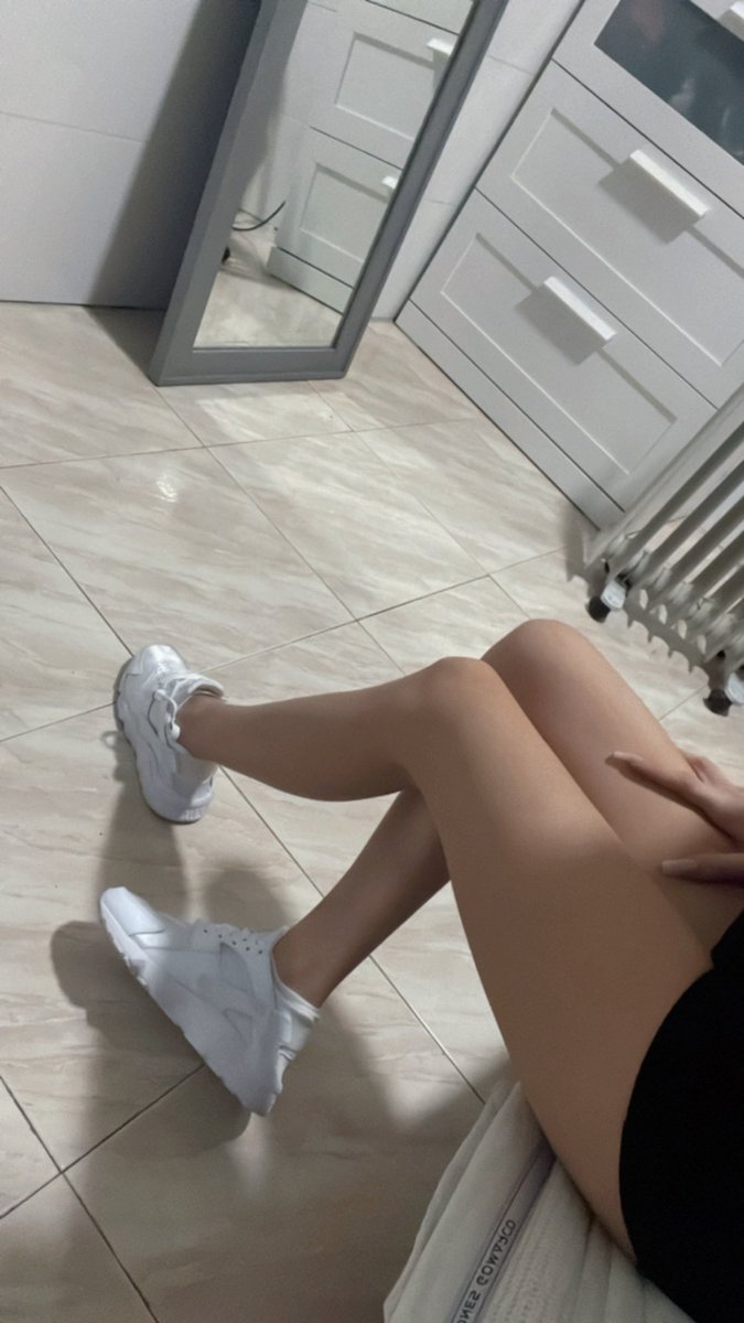 GoddessShyannex's tweet photo. Some fresh nikes  cover them trainer addicts ☺️👟 £75

Findom Femdom Humanfootstool feet https://t.co/QtbmTCozuq
