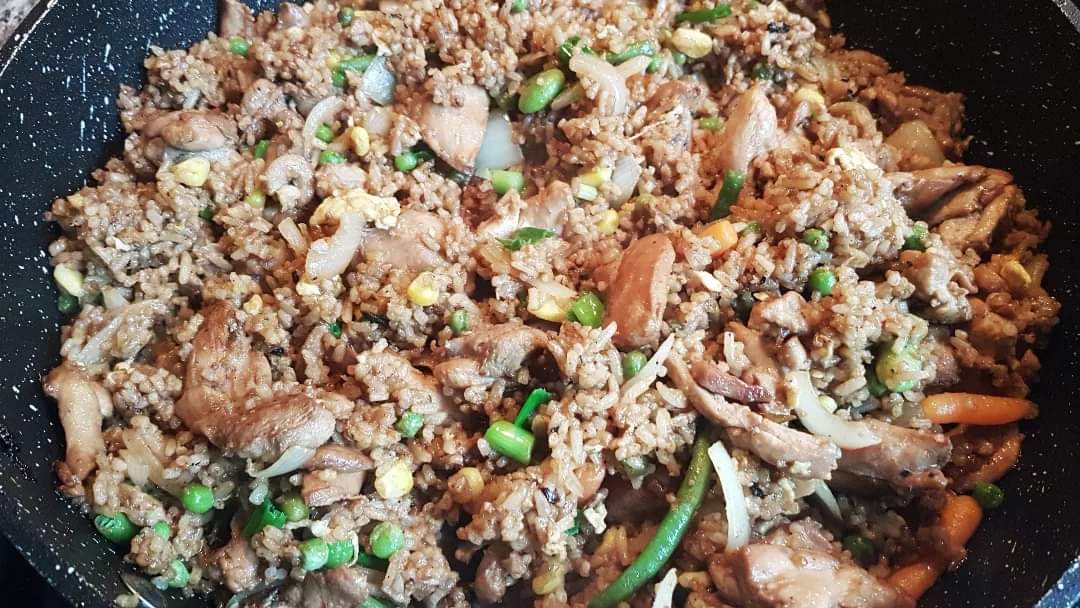 DwayneRyan8's tweet photo. My 2nd attempt at making fried rice, this time with chicken. #cooking101 https://t.co/Z0gpMCre9K