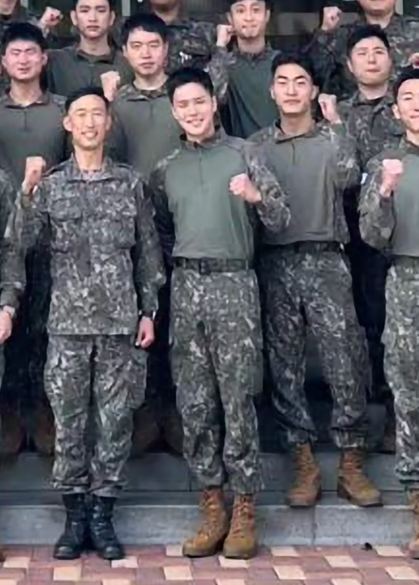 #민혁 팀지상군 단체 사진

민혁이 뉴짤 ㅜ,,♡