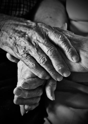 sescribanoozil's tweet photo. .

« Il a 85 ans et insiste pour prendre la main de sa femme partout où ils vont.  
Lorsqu'on lui a demandé pourquoi sa femme continuait à détourner le regard, il a répondu "parce qu'elle a la maladie d'Alzheimer".  Puis on lui a demandé, est-ce que votre femme s'inquiéterait si vous la laissiez partir ?  Il m'a alors répondu : "elle ne se souvient de rien, elle ne sait plus qui je suis, elle ne m'a pas reconnu depuis des années".  Surpris, j'ai dit, "et tu as continué à la guider chaque jour même si elle ne te reconnaît pas?" 

 Le vieil homme a souri et m'a regardé dans les yeux et a dit : « Elle ne sait peut-être pas qui je suis, mais je sais qui elle est, et c'est l'amour de ma vie… 

Auteur inconnu