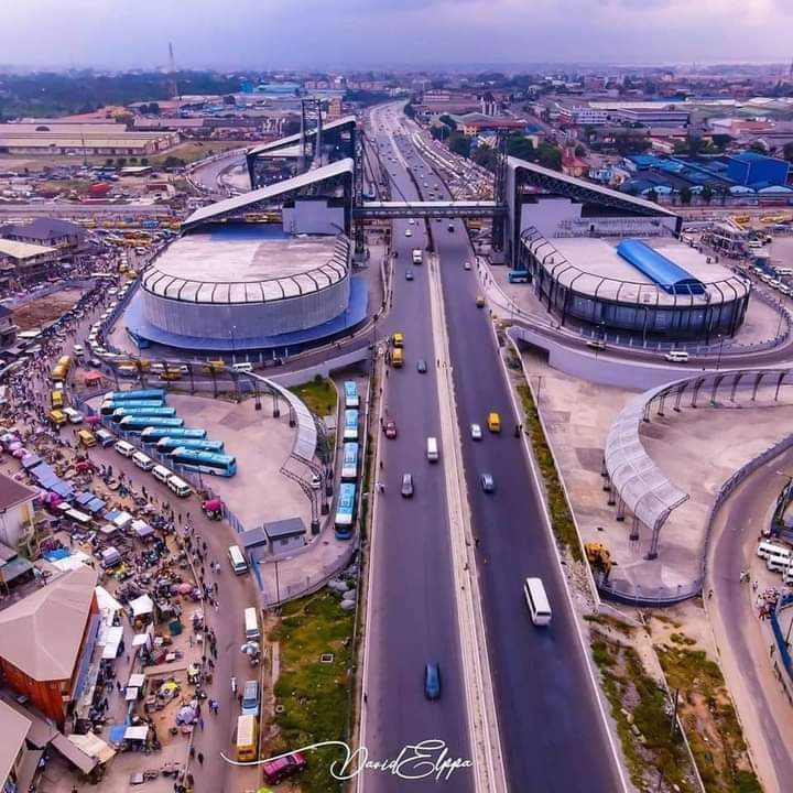 DeeOneAyekooto's tweet photo. Oshodi Bus Terminal, Lagos, Nigeria 🇳🇬 https://t.co/Zkhth9jEEX