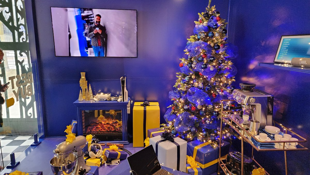 Très cool de voir le cadeau des fêtes géant de <a href="/BestBuyQuebec/">Best Buy Québec</a> lors du Grand Marché de Noël de Montréal. 

#bestbuycanada #bestbuyquebec #noelmtl