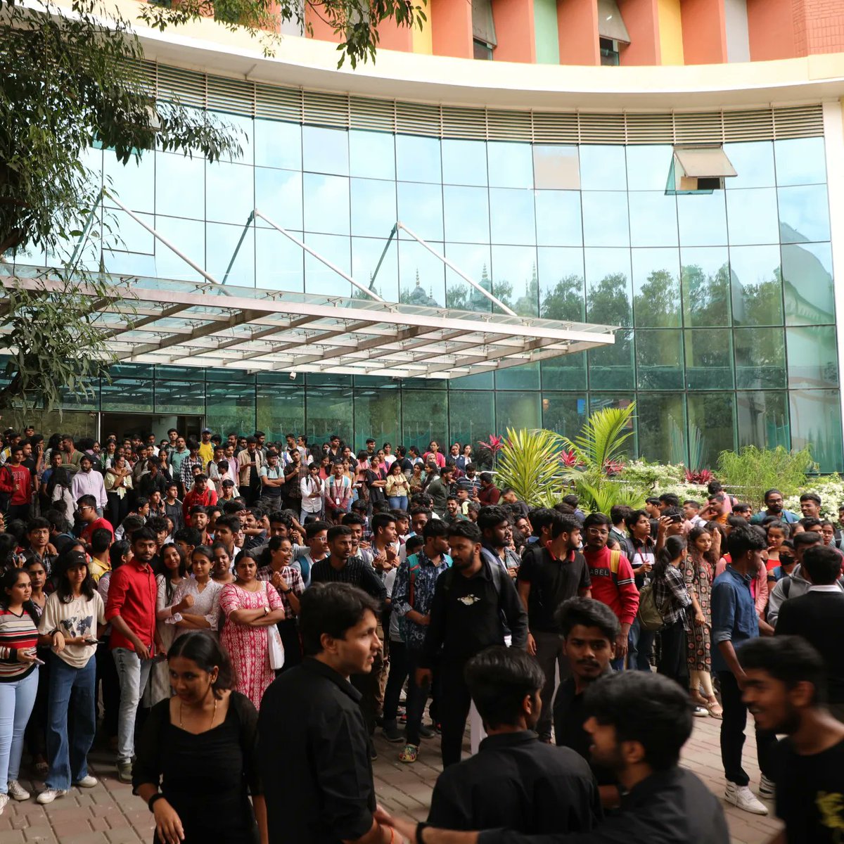 Nirmaanbmsce's tweet photo. Flashmob magic at the Nirmaan pre-event!

A heartfelt thank you to the incredible team for bringing the energy, and immense gratitude to the amazing crowd whose enthusiasm made this dance extravaganza a huge success!
#letsnirmaan
#civilengineering #bmsce #college #TechFest #fest https://t.co/Rw8i74UM5x