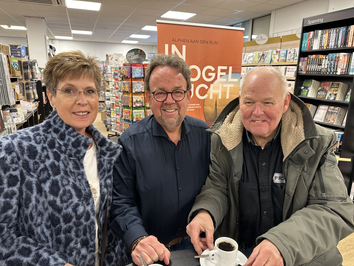 Toob_Alers's tweet image. Contacten hebben zo belangrijk. En mensen iets gunnen misschien we net zo belangrijk. Alpe d’HuZes tijden….

Zo de eerste 70 boeken “Alphen in Vogelvlucht” vandaag al over de toonbank. #mooi #reacties #top

Decembermaand - kadomaand