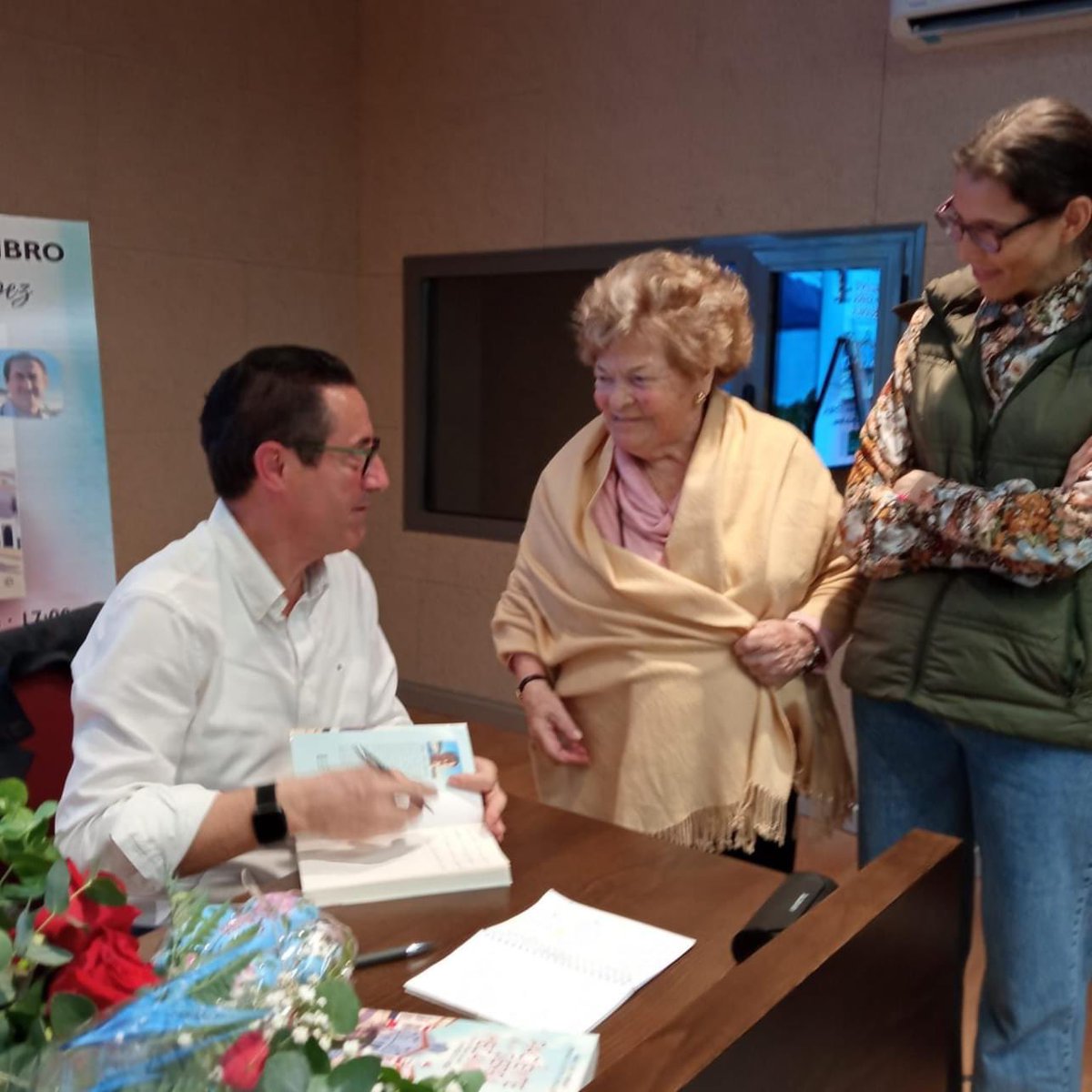 “Un grupo de mayores acudieron, en representación de la residencia de #CañadaRosal a la presentacion del libro #Elpacientedelasierramecánica, el escritor es conocido por los mayores y residentes como 'Don Ángel'. Dicha actividad fue organizada por el ayuntamiento de la localidad”