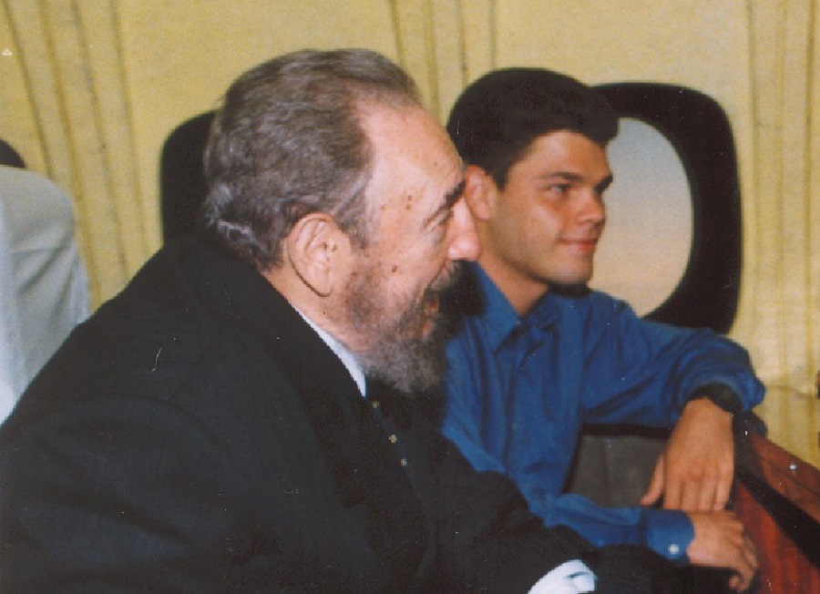 Nunca será una despedida. Escojo acompañarlo siempre, defender y continuar su obra, con la alegría de sentirlo entre nosotros.

Elijo querer y cuidar a mi abuelo, mi amigo, maestro, paradigma, a mi Comandante en Jefe, al gran Fidel.

¡Y no habrá noviembre sin #FidelPorSiempre!