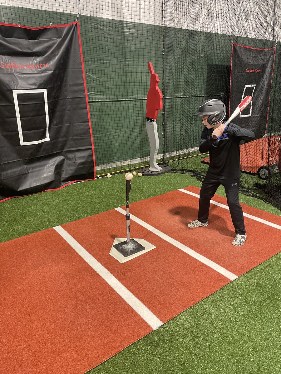 lhillyer's tweet photo. First snow of year calls for some baseball. https://t.co/2kVETpHBou