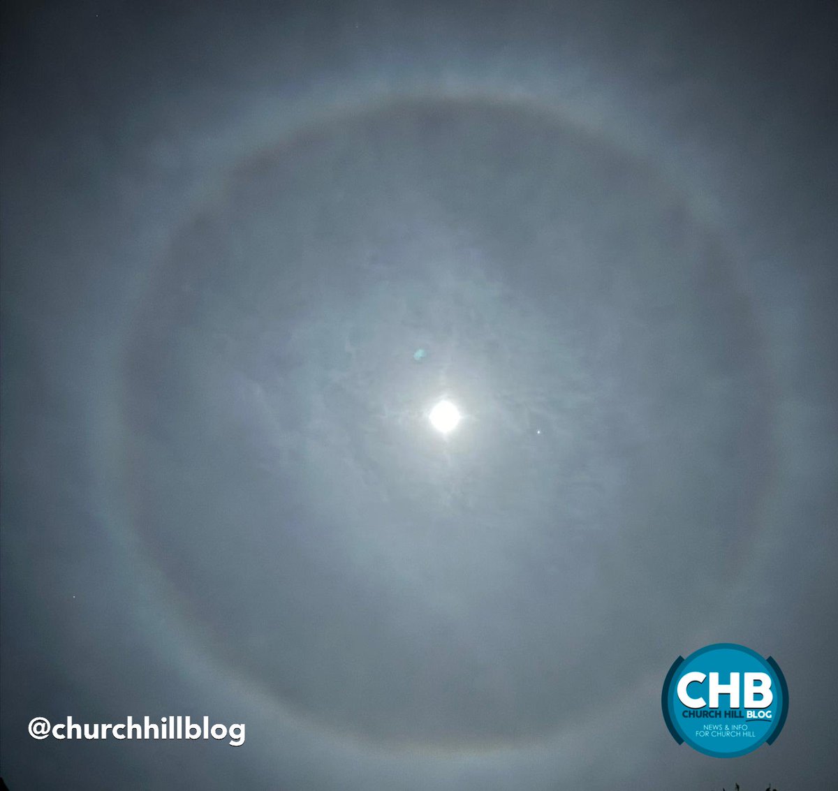 In the sky right now: the Moon, Jupiter and an ice halo.

#worcestershire #halomoon