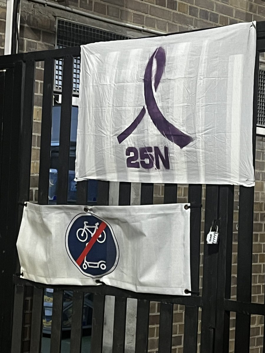 Acabem el #25N d’una manera molt especial. 
Amb la <a href="/Barea_Julia/">Julia Barea Sanchez</a> al <a href="/SomMariners/">CF Barceloneta ⚓</a> 
Una dona àrbitre trencant sostres de vidre en un camp conscienciat amb les viòlencies masclistes. 
🎩🪄⚽️Debut d’en <a href="/MarioMCH_19/">Mario Muñoz</a> amb gol (+3)

Es pot ben dir q avui els astres estaven alineats