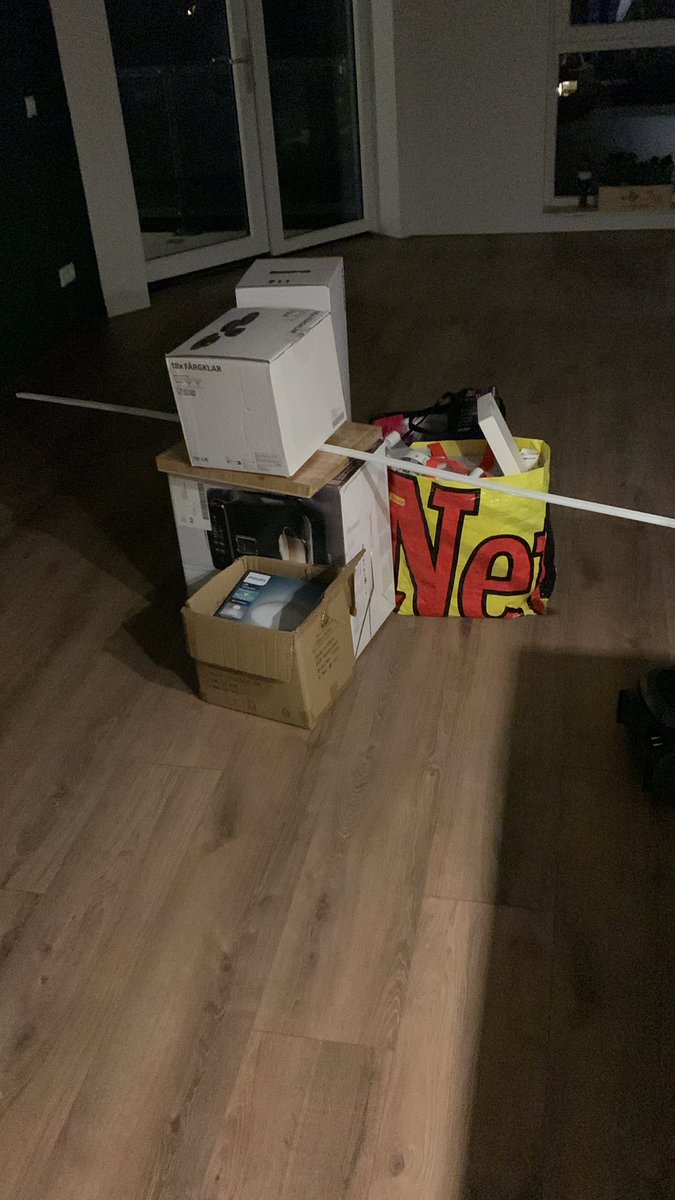 trollslice's tweet image. Mijn hele leven in een paar dozen