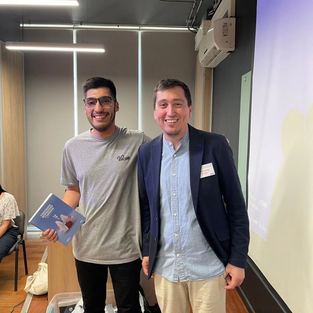 klgorodtorres's tweet photo. Sesión presencial del diploma de Rehabilitación del paciente respiratorio crónico de la Universidad de Chile

Feliz de compartir con profesionales de Chile, Perú y México 

Y por supuesto regalamos un par de copias del libro que coeditamos en España https://t.co/yyoXXPBP49