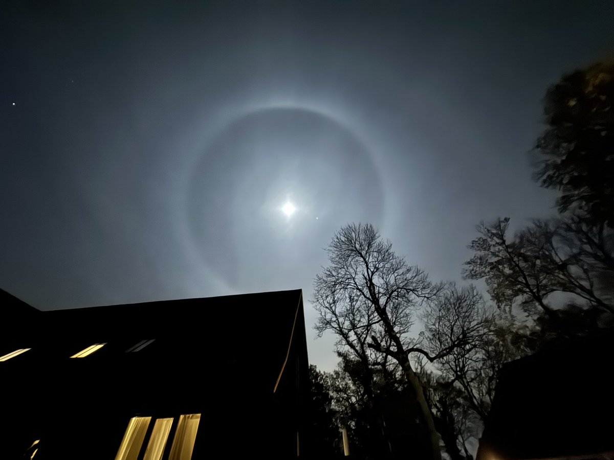 almerc1972's tweet photo. Halo moon with Jupiter. I’m old…ish and I’ve never seen the moon like this! https://t.co/LGAjd7PAeZ