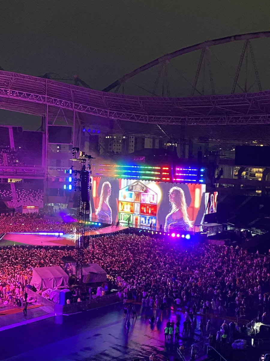 _lovtor's tweet image. Faz uma semana e eu realmente ainda não sei o que dizer. Mas eu fui na The Eras Tour. 
#RIOTsTheErasTour ❤️✨
