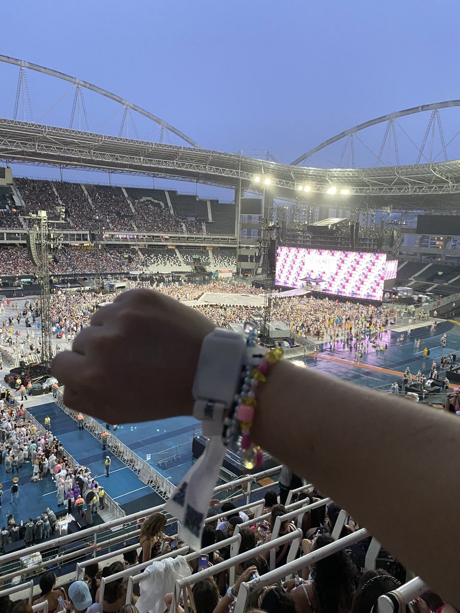 _lovtor's tweet image. Faz uma semana e eu realmente ainda não sei o que dizer. Mas eu fui na The Eras Tour. 
#RIOTsTheErasTour ❤️✨