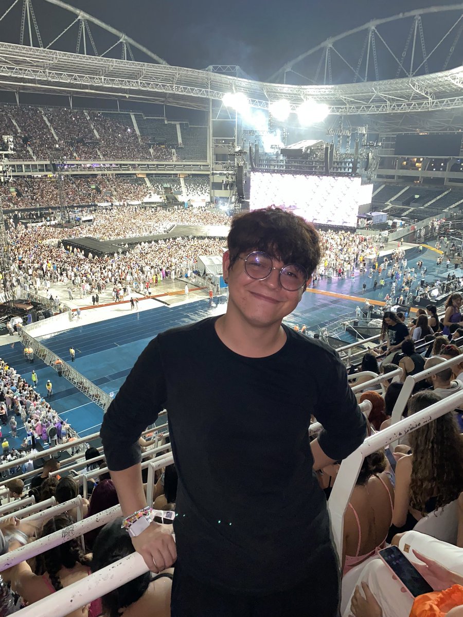 _lovtor's tweet image. Faz uma semana e eu realmente ainda não sei o que dizer. Mas eu fui na The Eras Tour. 
#RIOTsTheErasTour ❤️✨