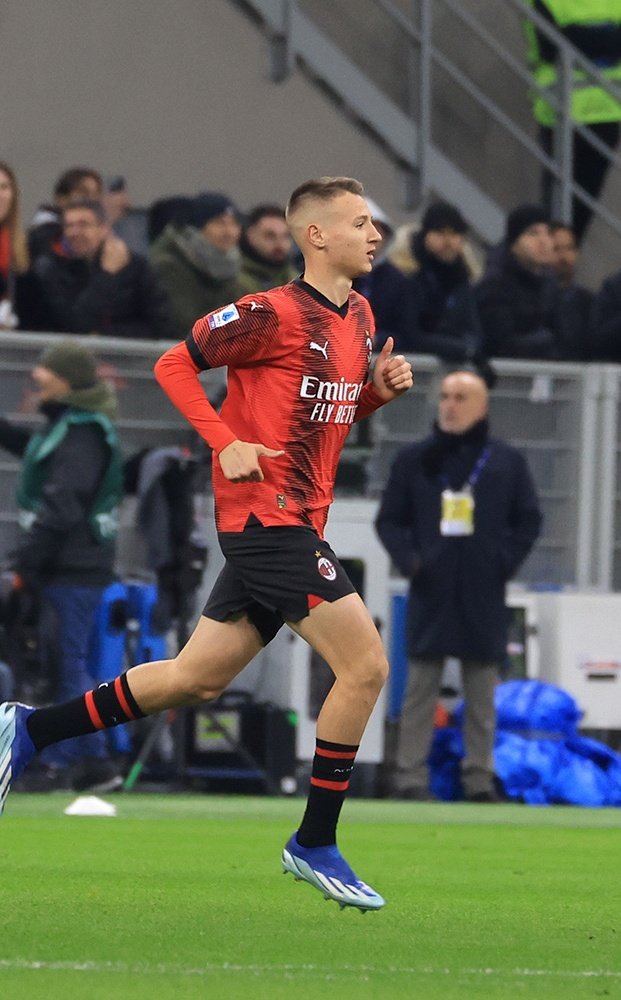 MilanActuFR's tweet photo. 🚨 Devant vos yeux, LE PLUS JEUNE JOUEUR DE L'HISTOIRE DE LA SERIE A! 👶 https://t.co/BgQF3byB6x