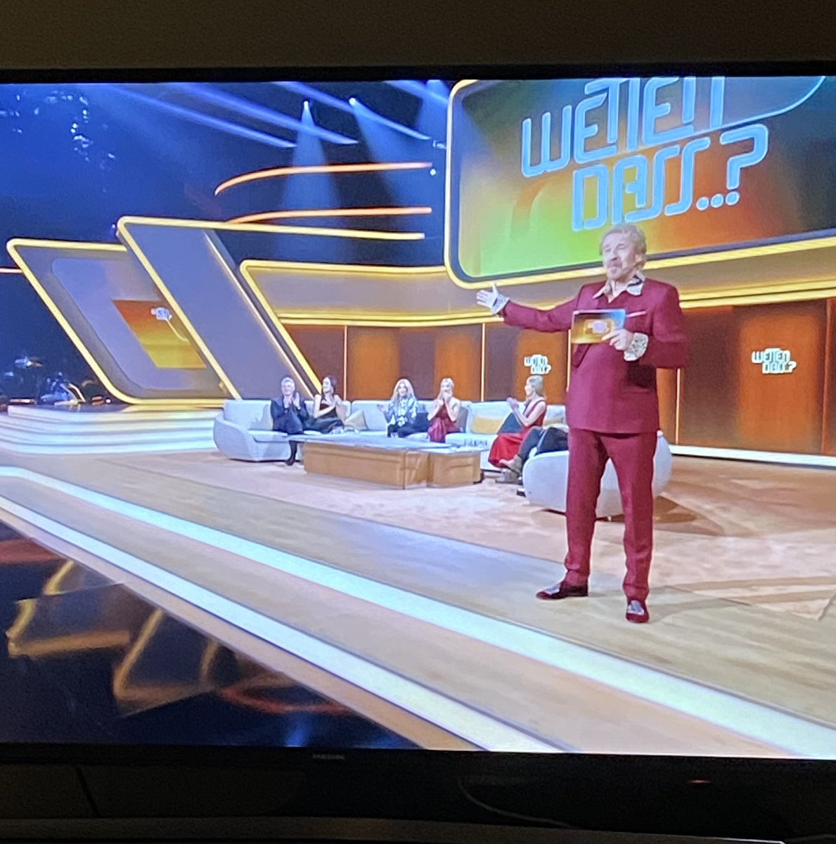 wochlop's tweet photo. Ja, es ist wahr: Gottschalk ist schwanger!

#wettendass https://t.co/IaTzijzfw9