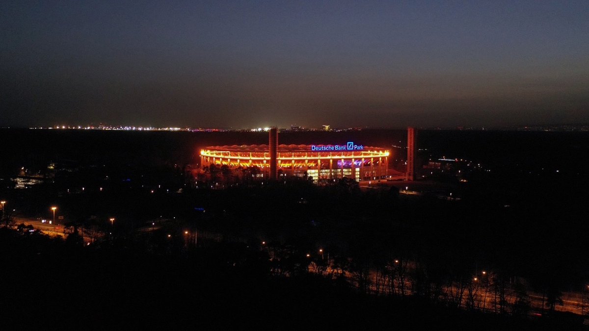DeuBaPark's tweet photo. Anlässlich der UN-Kampagne
 #OrangeTheWorld leuchtet das Stadion heute von 22.30 Uhr bis 0.30 Uhr in Orange. In diesem Zusammenhang möchten @Eintracht Frankfurt und der Deutsche Bank Park ein Zeichen gegen Gewalt an Frauen und Mädchen setzen.

#DeuBaPark #Stadion #Frankfurt https://t.co/0bf5HmJbnt