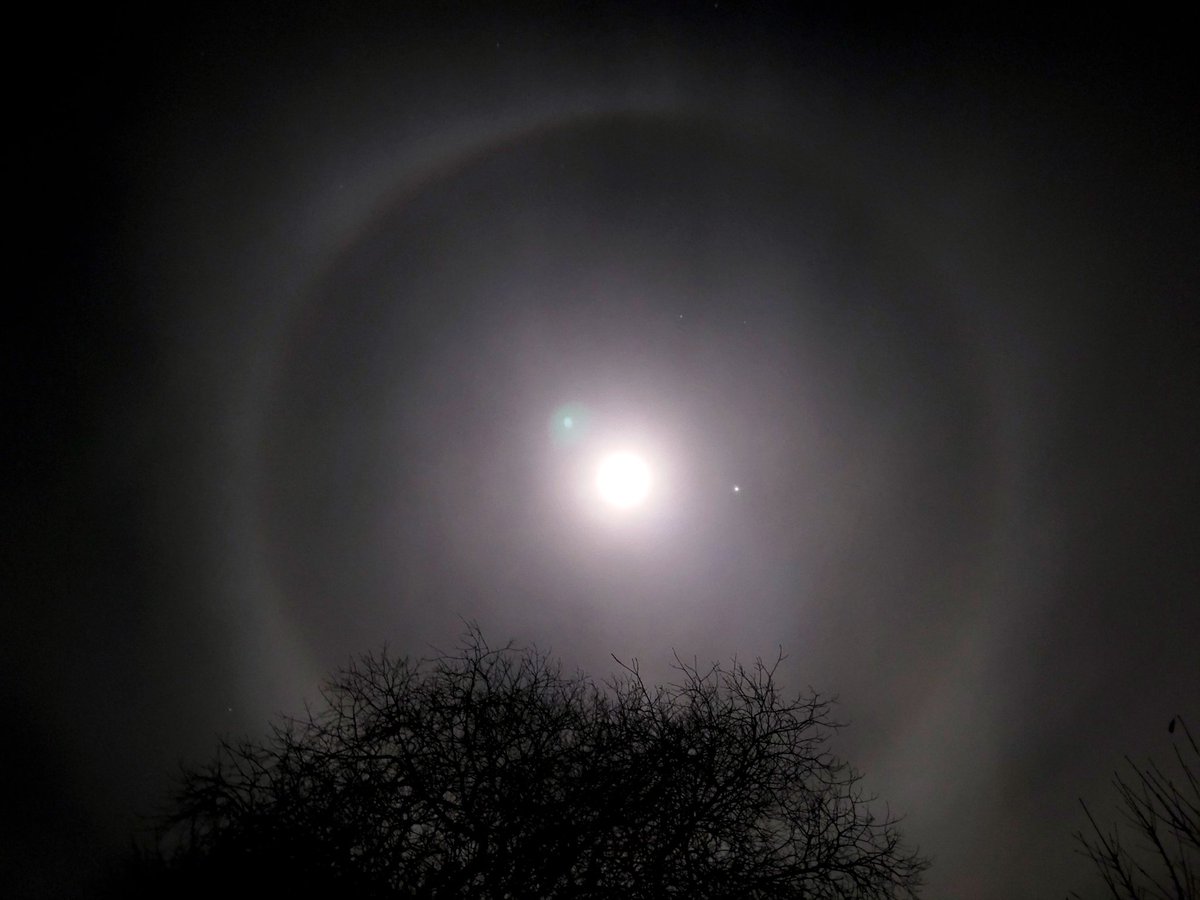 GreenTreeArt6's tweet photo. #lunarhalo #moonhalo #moon #moontonight #jupiter #photart #photographicart #haslingden #rossendale #lancashire https://t.co/QapUVL8zM2