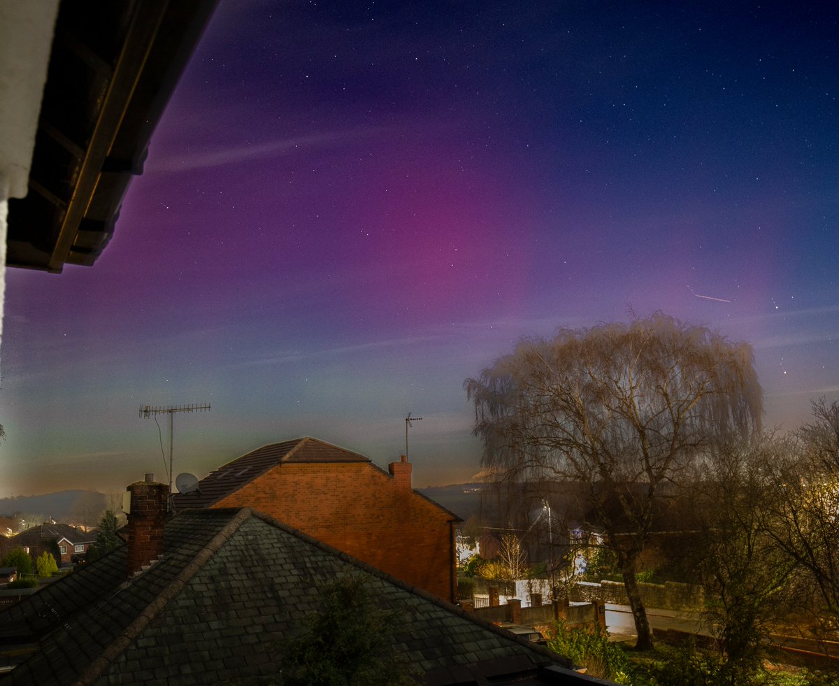 So it's a Northern Lights kinda night, grab and shoot job and the best I could get but I got them over #Conisbrough near #Doncaster. Too cloudy now and a full moon impacting.  #aurora #northernlights #Weather