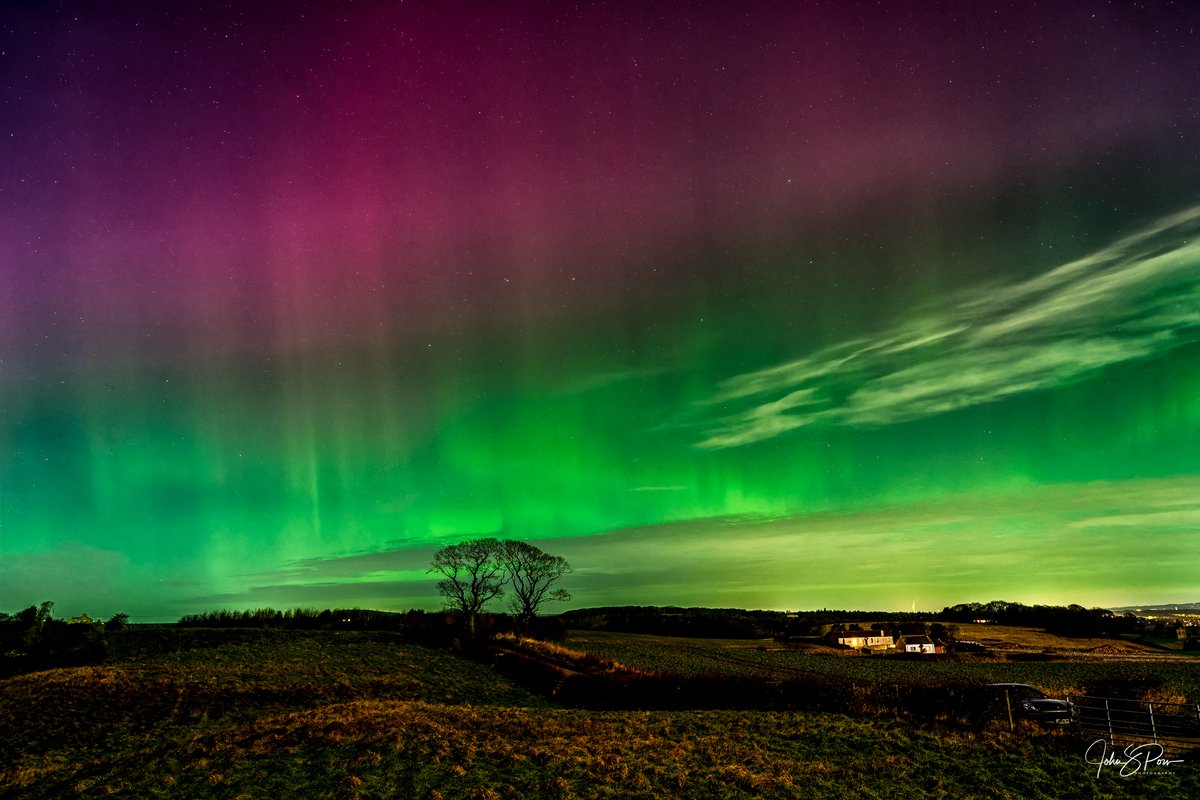 The last few times there has been an #Aurora alert I have been too lazy to go out. So when I saw all the alerts pinging at teatime tonight I decided to forego my usual Saturday night tipple and head out to the 'Kissing Trees' between Kinghorn and Kirkcaldy.

Look closely you can