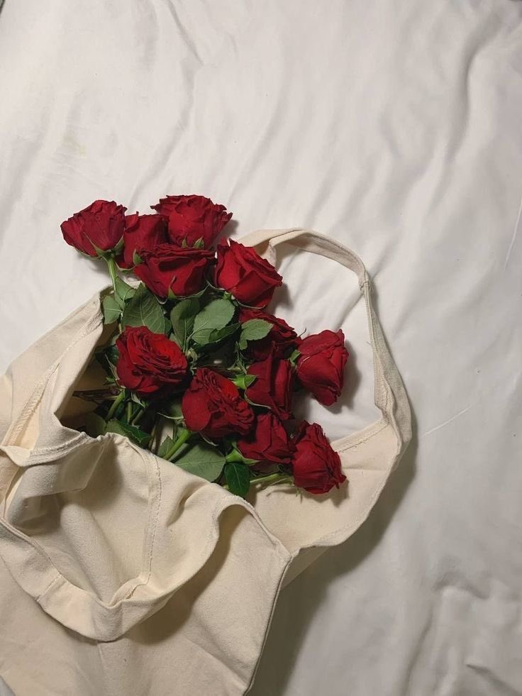 i3Moment's tweet image. Red roses