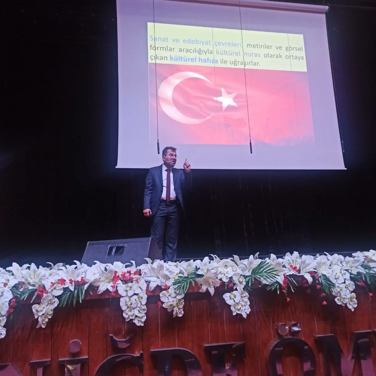 Üniversitemizde 24 Kasım Öğretmenler Günü Etkinlikleri kapsamında Resim Sergisi, Koro Konseri ve Konferans yapıldı. Emeği geçen bütün akademik ve idari personelimiz ile programımızı teşrif eden konuklarimıza teşekkür ederiz. ohu.edu.tr/haber/universi… @NOHUniversitesi @nohuef