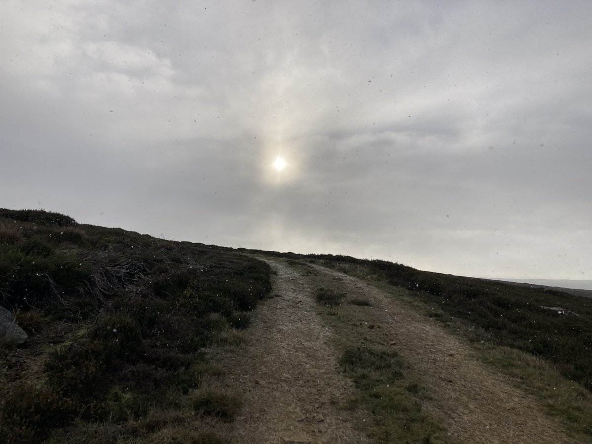 ratherbrunning's tweet image. Sunrise, snow showers and rainbows on todays run. A welcome return to winter - here’s hoping for some more white stuff to come! ❄️🏃🏼‍♀️💜 #nymoors #codbeck #longrunsaturday